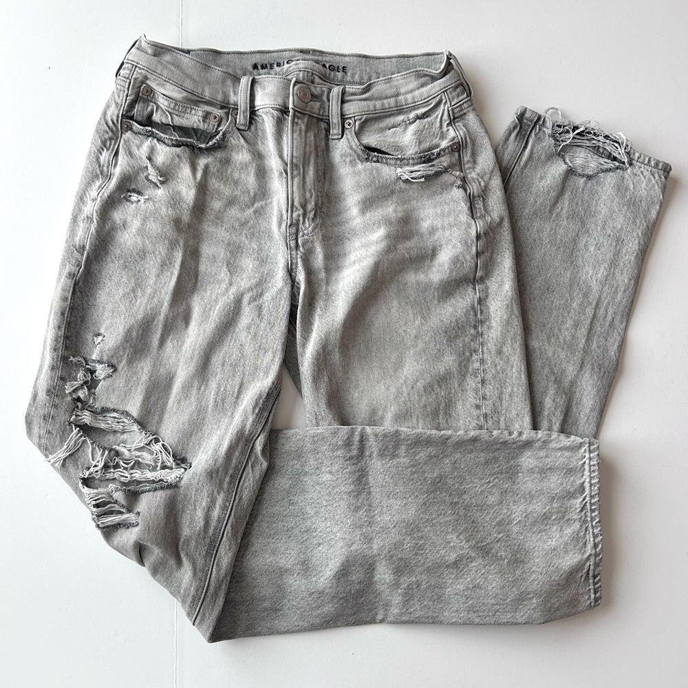🍒(A461) Women’s American Eagle Jeans. Light Gray Distressed Wash. Size: 6 Long
